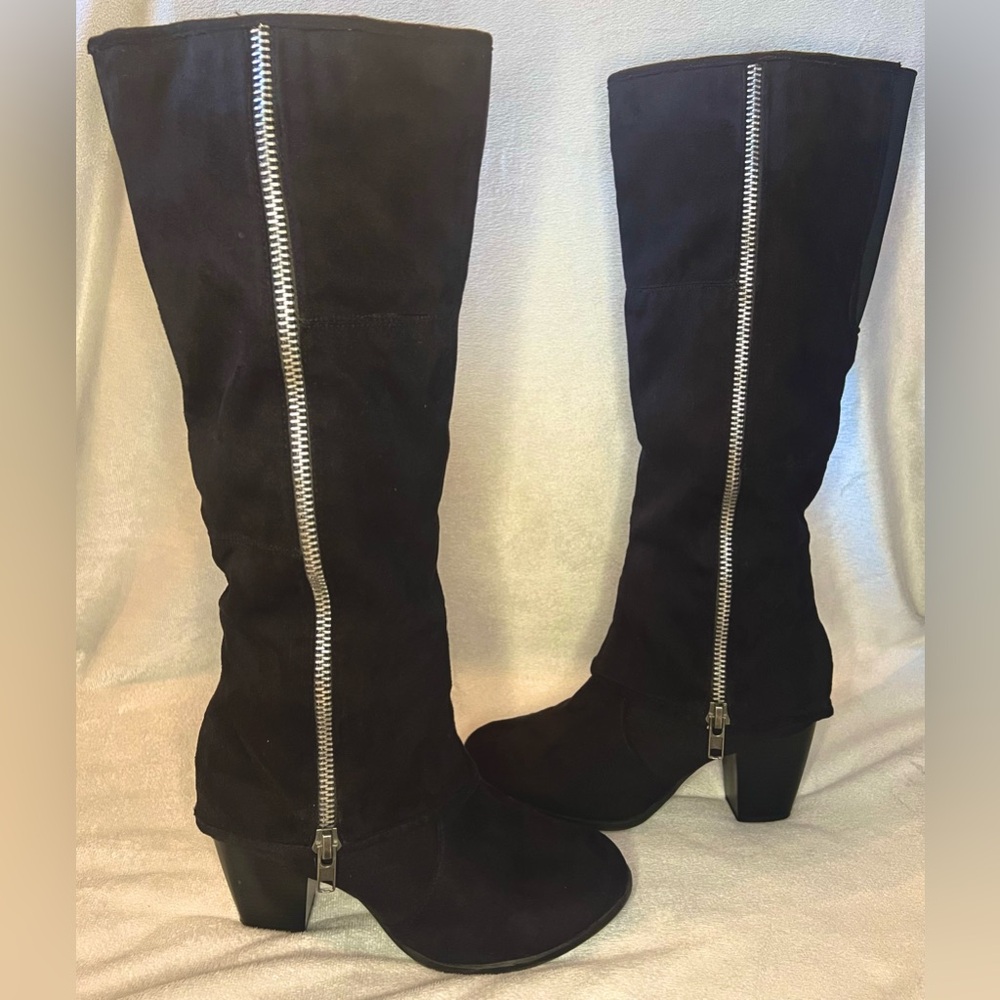 👢 Women’s Size 8.5 Kisses Too Lit Black 3 Inch Heeled Boots with Zipper Detail🖤